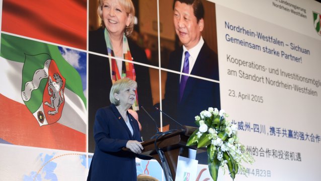 Ministerpräsidentin Hannelore Kraft hält ein Grußwort auf der Konferenz „Nordrhein-Westfalen – Sichuan. Gemeinsam starke Partner!