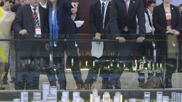 Ministerpräsidentin Hannelore Kraft und Wirtschaftsminister Garrelt Duin informieren sich über die Tianfu New Area