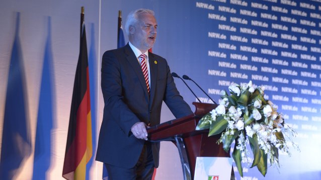 Wirtschaftsminister Garrelt Duin hält eine Rede