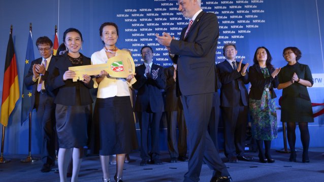 Wirtschaftsminister Garrelt Duin überreicht symbolisch einen Schlüssel and LIU Donna, der Leiterin, der neuen Repräsentanz NRW.INVEST Sichuan in Chengdu, China