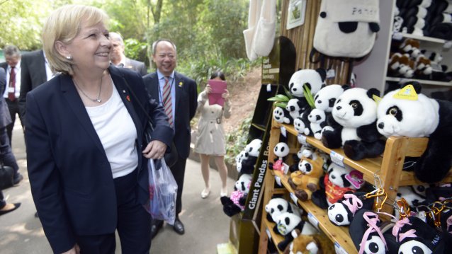 Ministerpräsidentin Hannelore Kraft vor einem Souveniershop mit Panda-Artikeln
