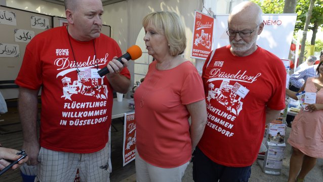 Am Stand von "Flüchtlinge willkommen in Düsseldorf"