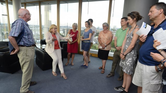 Besuchergruppe am Tag der offenen Tür trifft Ministerpräsidentin Hannelore Kraft