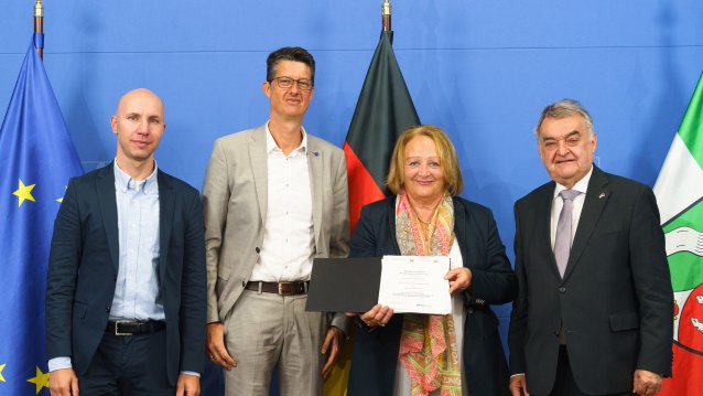 Gruppenfoto mit unterzeichnetem Kooperationsvertrag