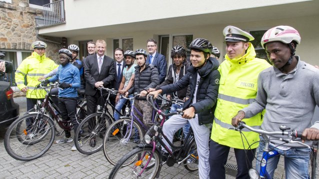 Polizei sorgt mit Fahrradtraining für Sicherheit von Flüchtlingen im Straßenverkehr