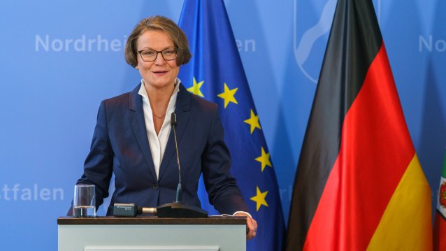 Schulministerin Yvonne Gebauer und Kommunalministerin Ina Scharrenbach