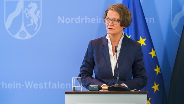 Schulministerin Yvonne Gebauer und Kommunalministerin Ina Scharrenbach