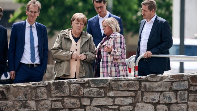 Die ehemalige Bundeskanzlerin Dr. Angela Merkel hat am heutigen Dienstag, 16. Mai 2023, gemeinsam mit Ministerpräsident Hendrik Wüst Bad Münstereifel im Kreis Euskirchen besucht. Die Stadt wurde im Sommer 2021 schwer von der Hochwasserkatastrophe getroffen. Bei einem Besuch im Hochwassergebiet im Juli 2021 hatte Merkel versprochen, hierher zurückzukehren und sich ein Bild vom Wiederaufbau zu machen. Bei einem gemeinsamen Rundgang hat sie nun, knapp zwei Jahre später, Bürgerinnen und Bürger getroffen, Geschä