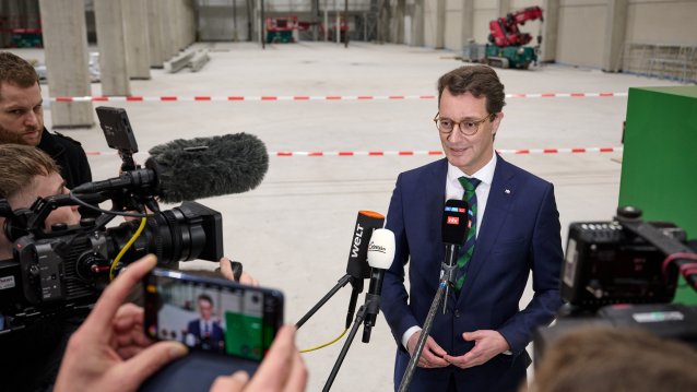 Ministerpräsident Hendrik Wüst übergibt erstes Gebäude der Forschungsfertigung Batteriezelle in Münster