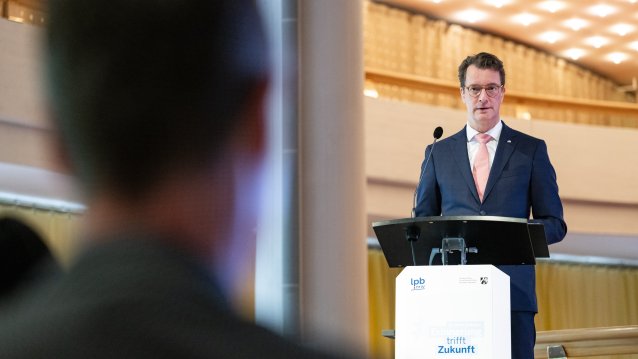 30 Jahre Solingen – Ministerpräsident Hendrik Wüst erinnert sich mit Schülerinnen und Schülern an Brandanschlag