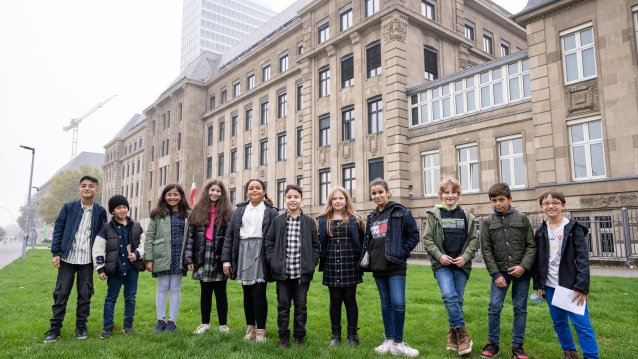 Ministerpräsident Hendrik Wüst lädt Schülerinnen und Schüler des Grundschulzentrums Sonnenstraße in die Staatskanzlei ein