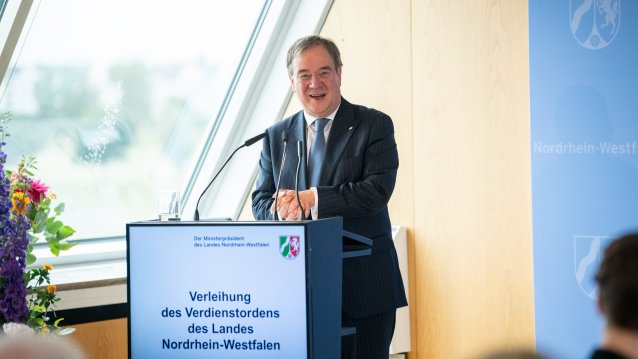Ministerpräsident Armin Laschet verleiht den Landesverdienstorden an zehn Bürgerinnen und Bürger