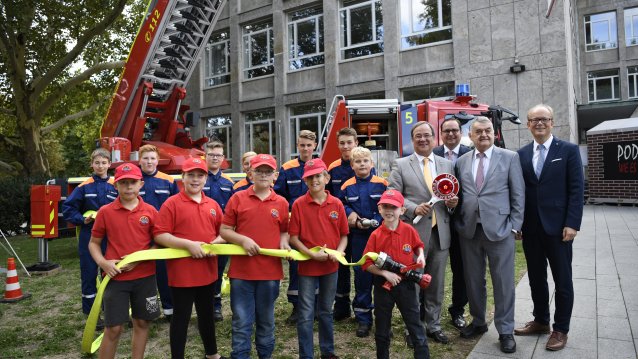 Gruppenfoto mit jungen Helfern