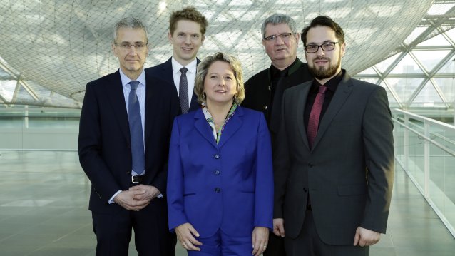 Wissenschaftsministerin Svenja Schulze mit den Innovationspreisträgern  2016