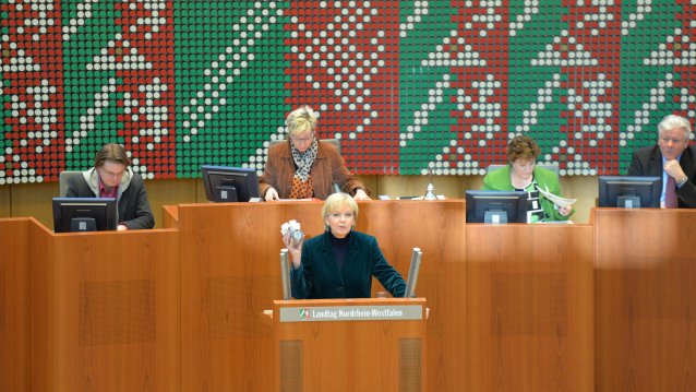 Das Bild zeigt Ministerpräsidentin Kraft am Rednerpult des NRW-Landtags.