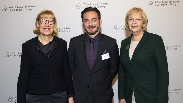 Ministerpräsidnetin Hannelore Karft mit dem Preisträger des Alfried-Krupp-Förderpreises