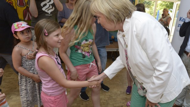 Ministerpräsidentin Hannelore Kraft schüttelt einem Mädchen die Hand