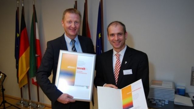 Innenminister Ralf Jäger zeichnet zehn Arbeitgeber mit der Förderplakette "Ehrenamt in Feuerwehr und Katastrophenschutz" aus, 24.11.2011