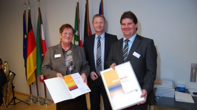 Innenminister Ralf Jäger zeichnet zehn Arbeitgeber mit der Förderplakette "Ehrenamt in Feuerwehr und Katastrophenschutz" aus, 24.11.2011