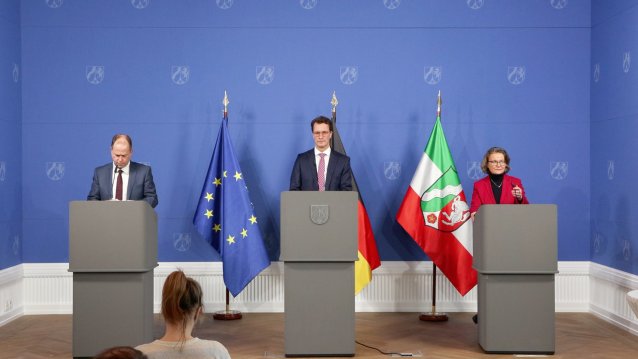 Vorschaubild mit Rederpult
