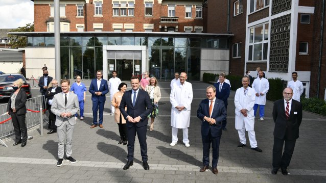Ministerpräsident Armin Laschet und Bundesgesundheitsminister Jens Spahn besuchen das Bethanien-Krankenhaus in Moers