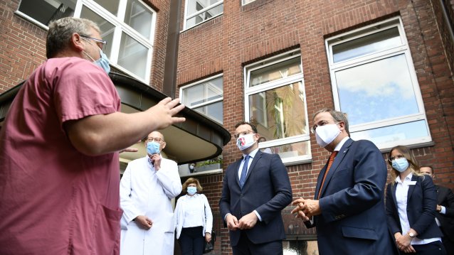 Ministerpräsident Armin Laschet und Bundesgesundheitsminister Jens Spahn besuchen das Bethanien-Krankenhaus in Moers