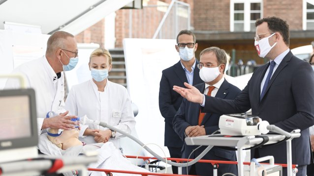 Ministerpräsident Armin Laschet und Bundesgesundheitsminister Jens Spahn besuchen das Bethanien-Krankenhaus in Moers