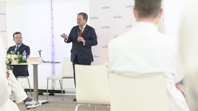 Ministerpräsident Armin Laschet und Bundesgesundheitsminister Jens Spahn besuchen das Bethanien-Krankenhaus in Moers