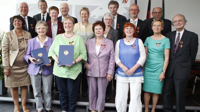 Stellvertretende Ministerpräsidentin Sylvia Löhrmann überreicht Bundesverdienstorden an 15 Bürgerinnen und Bürger aus Nordrhein-Westfalen, 15.07.2013