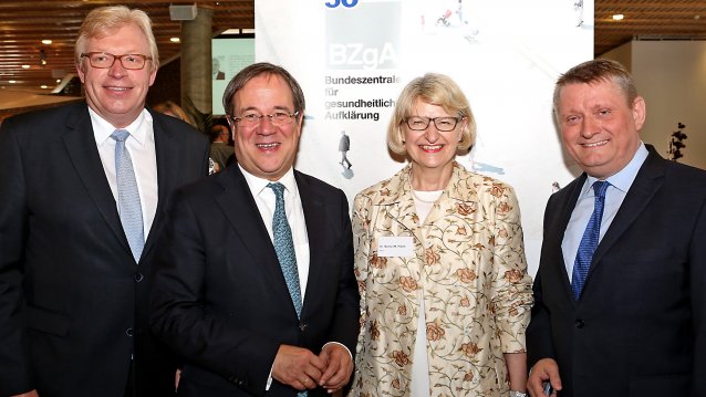 v.l.n.r.: Dr. Ralf Kleindiek (Staatssekretär im Bundesministerium für Familie, Senioren, Frauen und Jugend), Ministerpräsident Armin Laschet, Dr. Heidrun Thaiss (Leiterin der BZgA), Bundesgesundheitsminister Hermann Gröhe // Foto: BZgA / C. Kobow