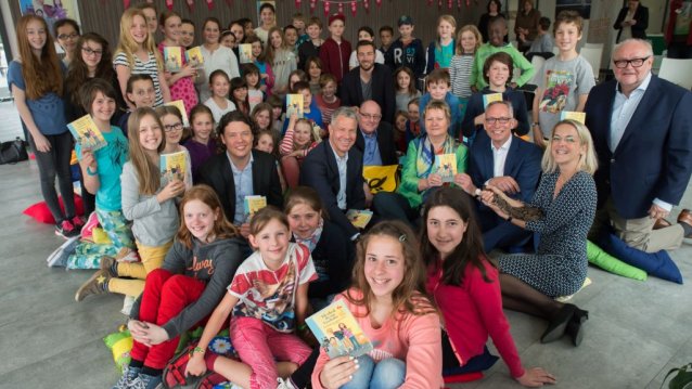 Kinder und Schulministerin Sylvia Löhrmann schauen in die Kamera