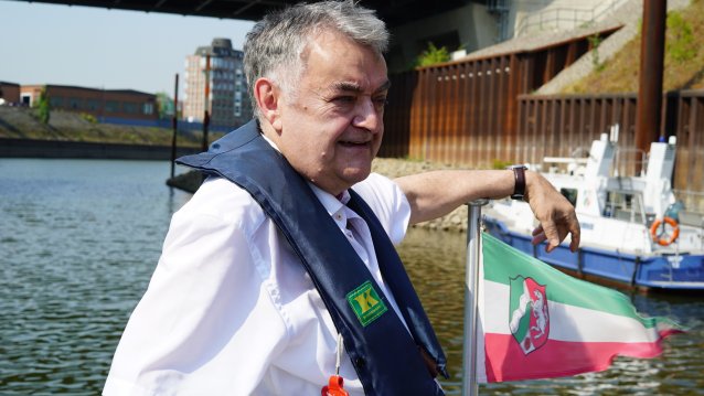 Innenminister Herbert Reul auf einem Boot
