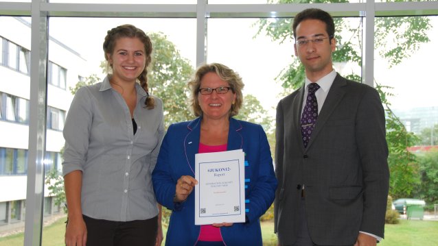 Übergabe #JUKON12-Bericht an Ministerin Schulze