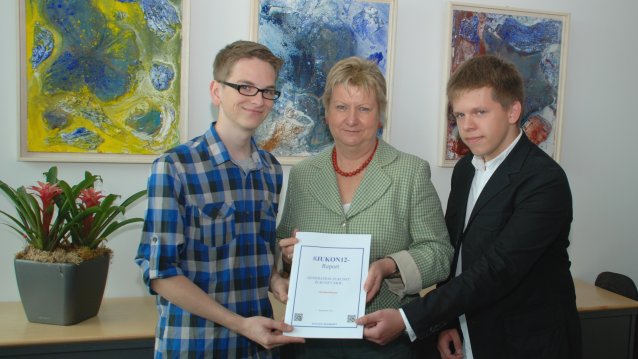 Übergabe #JUKON12-Bericht an Ministerin Löhrmann