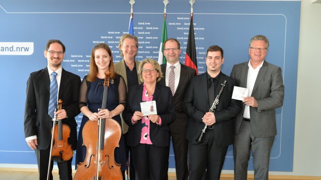 Ministerin Schulze und Regierungssprecher Breustedt präsentieren CD