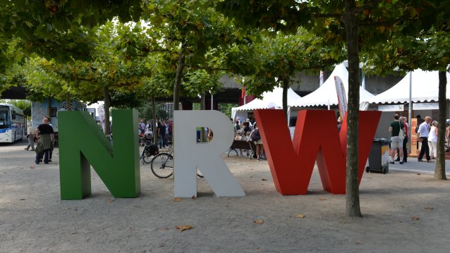 Große NRW-Buchstaben vor dem Landtag