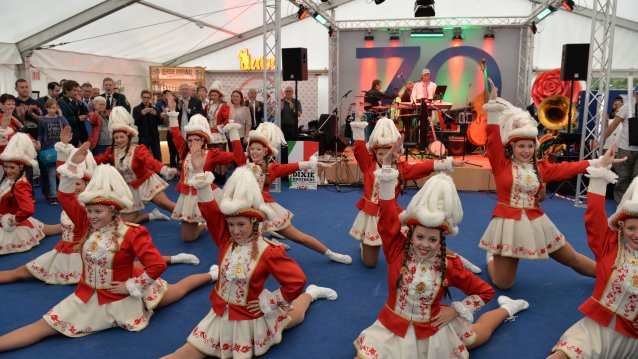 Die Tanzgarde der Kolpingspielschar Höntrop bei ihrem Auftritt im NRW-Zelt beim Tag der Deutschen Einheit 2016