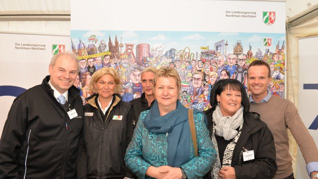 Sylvia Löhrmann, stellvertretende Ministerpräsidentin des Landes NRW, mit dem Team des Standes der Staatskanzlei NRW