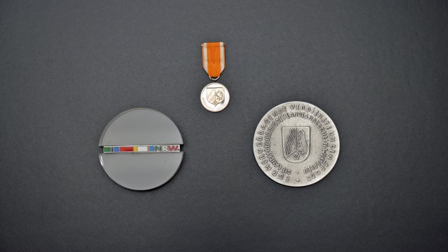 Bild-Collage mit drei Orden- und Ehrenzeichen