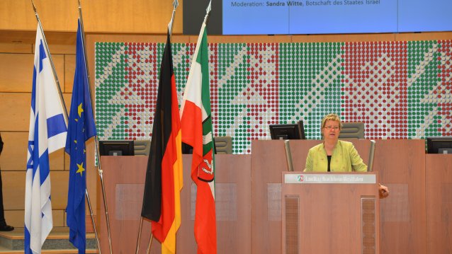 Ministerin Sylvia Löhrmann hält eine Rede
