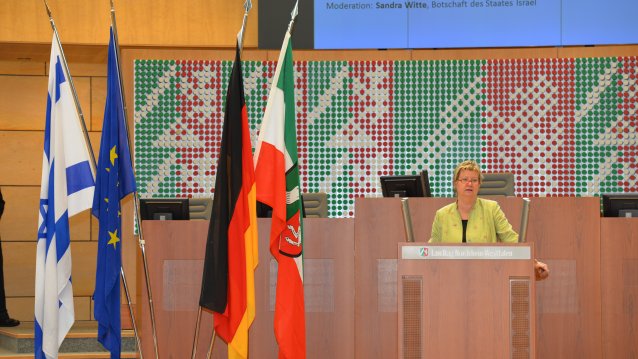 Ministerin Sylvia Löhrmann hält eine Rede