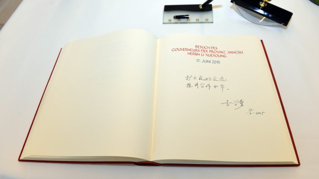 Eintrag des Gouverneurs der chinesischen Partnerprovinz Jiangsu , Li Xueyong, in das Gästebuch der Landesregierung