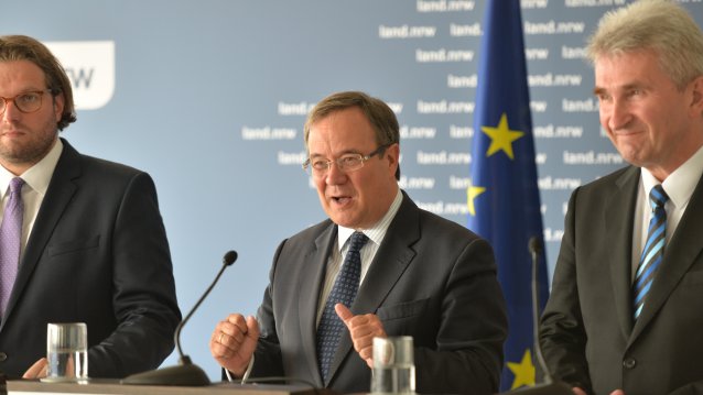 Ministerpräsident Armin Laschet und Minister Prof. Dr. Andreas Pinkwart stellen Entfesselungspaket I vor