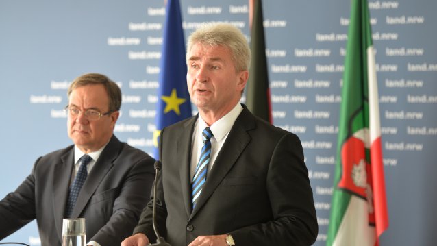 Ministerpräsident Armin Laschet und Minister Prof. Dr. Andreas Pinkwart stellen Entfesselungspaket I vor