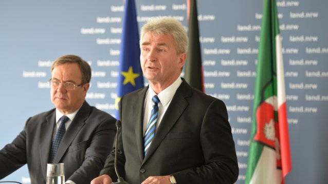 Ministerpräsident Armin Laschet und Minister Prof. Dr. Andreas Pinkwart stellen Entfesselungspaket I vor