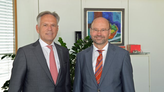 Der Honorarkonsul und der Chef der Staatskanzlei schauen in die Kamera