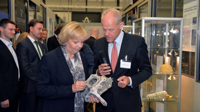 Ministerpräsidentin Hannelore Kraft betrachtet ein Objekt, das mit 3D-Druck hergestellt wurde