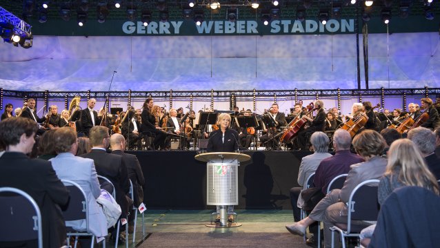 Ministerpräsidentin Hannelore Kraft begrüßt die Konzertgäste vor der Bühne