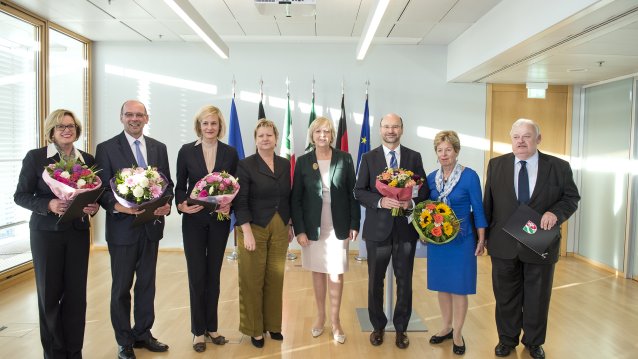 Die scheidenden und neuen Kabinettmitglieder der Landesregierung NRW