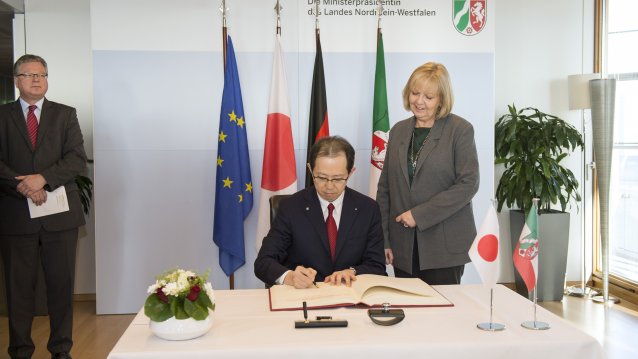 Im Rahmen seines Besuchs in der Staatskanzlei trug sich Fukushimas Gouverneurs Masao Uchibori ebenfalls in Gegenwart von Ministerpräsidentin Hannelore Kraft in das Gästebuch der Landesregierung ein.